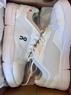 On Cloud Women's The Roger Sneaker